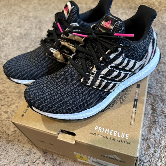 NIB Adidas Zebra  ULTRABOOST Size 6 - Picture 1 of 7